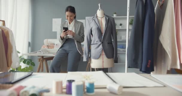 Alegre Mujer Negocios Asiática Diseñadora Moda Con Sonrisa Colección Trajes — Vídeos de Stock