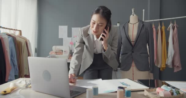 Masada Oturan Profesyonel Neşeli Asyalı Kadını Tasarımcı Dizüstü Bilgisayarı Kullanıyor — Stok video