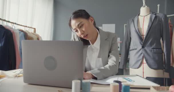 Επαγγελματική Χαρούμενη Ασία Επιχειρηματίας Σχεδιαστής Κάθεται Στο Γραφείο Χρήση Φορητό — Αρχείο Βίντεο