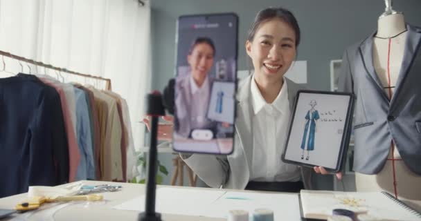 기사보기 프로페셔널 아시아 비즈니스 디자이너가 테이블에 스마트폰 온라인 콘퍼런스를 새로운 — 비디오
