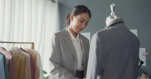 Succesvol Vertrouwen Mode Ontwerper Aantrekkelijke Jonge Asia Slimme Zakenvrouw Houden — Stockvideo