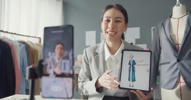 Profesionální Veselá Asie Podnikatelka Návrhářka Sedí Stole Podívat Smartphone Line — Stock video