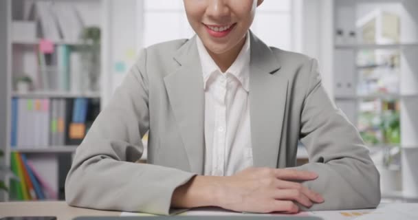 Jovem Mulher Negócios Profissional Alegre Ásia Sentado Mesa Perto Janela — Vídeo de Stock