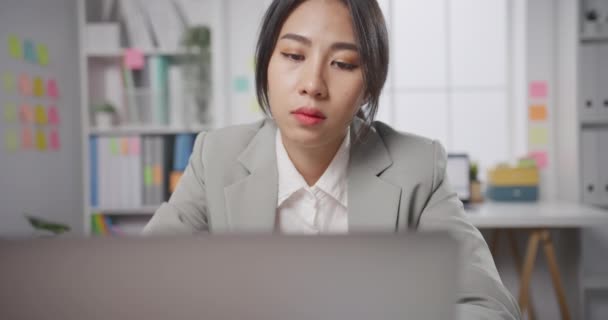 Mladá Asijská Podnikatelka Sedí Stole Přepracovaným Syndromem Únavy Vyhoření Kanceláři — Stock video