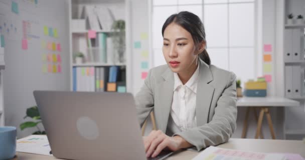 Young Asia Businesswoman Sitting Desk Crazy Overworked Stress Angry Massive — Stock Video