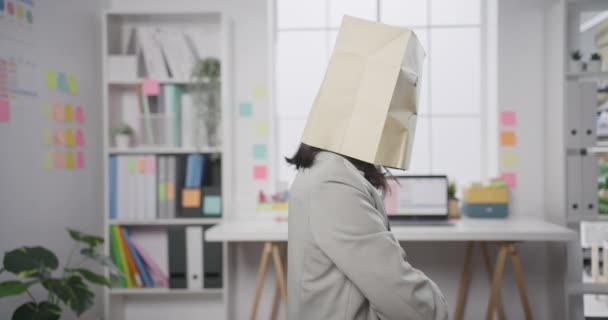 Junge Asiatische Geschäftsfrau Sitzt Schreibtisch Und Zieht Traurige Maske Papier — Stockvideo