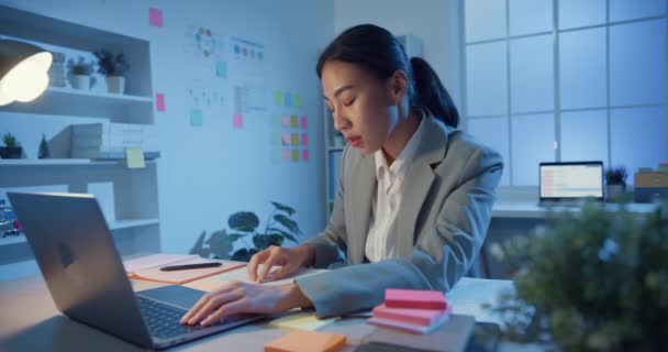 Młoda Azja Wesoły Profesjonalny Bizneswoman Siedzi Biurku Komputerem Laptop Pracy — Wideo stockowe