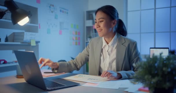 Ung Asiatisk Munter Forretningskvinde Sidder Med Bærbar Computer Skrivebordet Check – Stock-video
