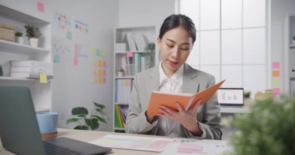 Jeune Asie Femme Professionnelle Joyeuse Assis Sur Bureau Avec Ordinateur — Video