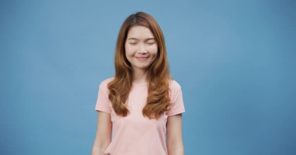 Vonzó Vidám Fiatalok Ázsia Hölgy Viselni Alkalmi Rózsaszín Ruha Csukott — Stock videók
