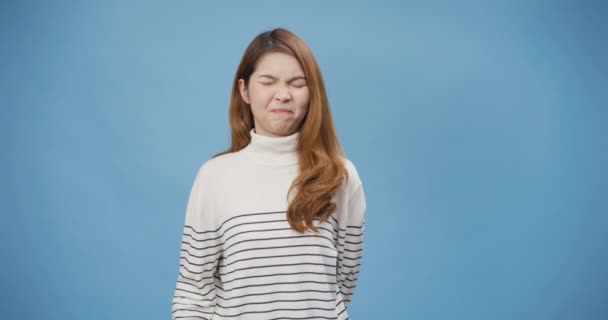 Die Jungen Asiatinnen Tragen Pullover Mit Mund Und Hand Mit — Stockvideo