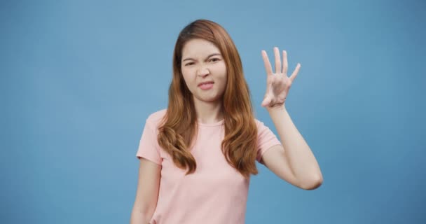 Genç Asya Bayan Sıradan Pembe Rahatsız Edici Kötü Ruh Hali — Stok video