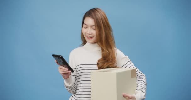 Młodzież Wesoły Asia Lady Nosić Casual Sweter Trzymać Paczki Smartfon — Wideo stockowe