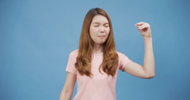 Jeugd Azië Dame Dragen Casual Roze Geïrriteerd Geïrriteerd Slecht Humeur — Stockvideo