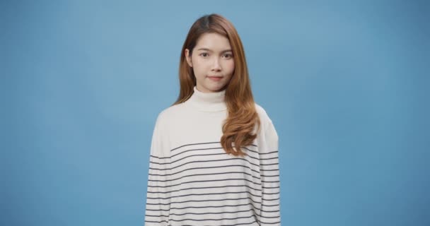 스웨터를 매력적 아시아 소녀는 지퍼처럼 손으로 다물고 배경에 고립되어 입술을 — 비디오