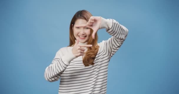 Jugend Attraktive Fröhliche Asia Dame Tragen Pullover Fröhlich Gemacht Finger — Stockvideo