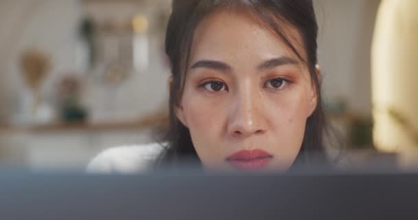 Jonge Aziatische Dame Freelance Focus Presentatie Werk Laptop Voor Account — Stockvideo