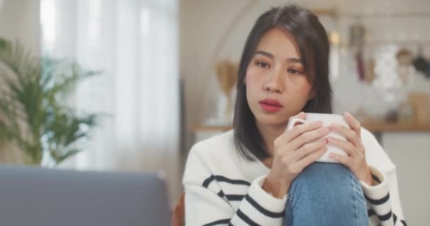 Freelance Asia Signora Abbigliamento Casual Con Computer Portatile Bere Caffè — Video Stock
