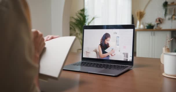 Jovem Ásia Menina Com Uso Casual Computador Laptop Chamada Vídeo — Vídeo de Stock