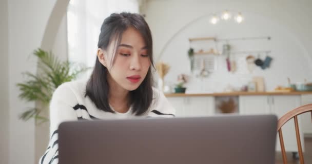 Young Asia Lady Freelance Focus Presentation Work Laptop Account Finance — 图库视频影像