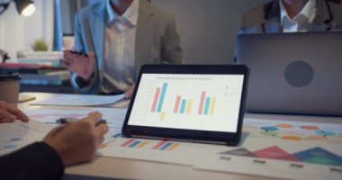 Milenyum Asyalıları, yeni evrak projeleriyle ilgili fikir alışverişinde bulunuyorlar. İş arkadaşları birlikte çalışıyorlar. Başarı stratejisi planlıyorlar. İş arkadaşı takım çalışması konsepti.