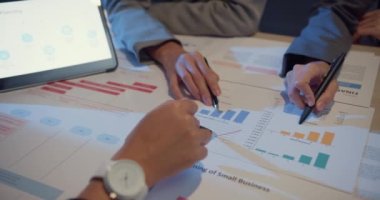 Milenyum Asyalıları, yeni evrak projeleriyle ilgili fikir alışverişinde bulunuyorlar. İş arkadaşları birlikte çalışıyorlar. Başarı stratejisi planlıyorlar. İş arkadaşı takım çalışması konsepti.