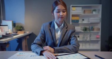 İş kadını Asyalı iş kadını, mesai saatleri içinde iş yerinde video görüşmesi planlama hakkında iş arkadaşına kamera sunumuna bakarken, virüs önleme için yeni normallerle arasına mesafe koyuyor. Coronavirüs 'ten sonra yaşam tarzı.