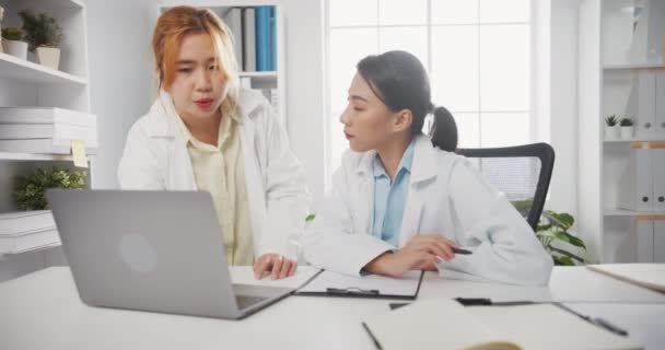 Ein Ärzteteam Aus Jungen Asiatischen Ärztinnen Weißer Arztuniform Diskutiert Laptop — Stockvideo