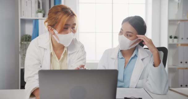 Korumacı Yüz Maskeli Genç Asyalı Kadın Doktorlardan Oluşan Tıbbi Ekip — Stok video