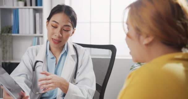 Junge Asiatische Ärztin Weißer Medizinischer Uniform Mit Tablette Liefert Großartige — Stockvideo