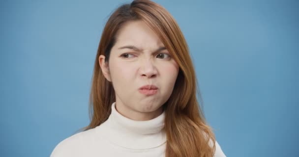 아시아의 청소년 여성은 배경에 스웨터를 불쾌하고 수없는 손가락을 냄새가 인종적 — 비디오