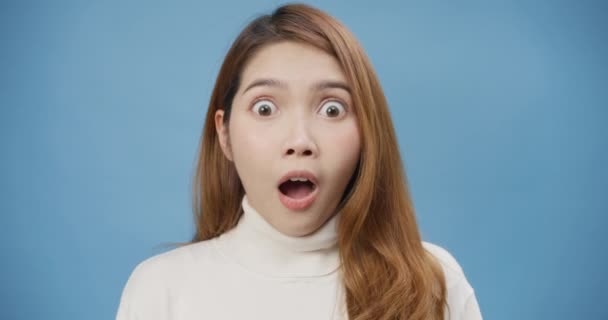 Приваблива Молода Жінка Азія Светром Схвильований Вражений Відкритими Ротами Піднімає — стокове відео
