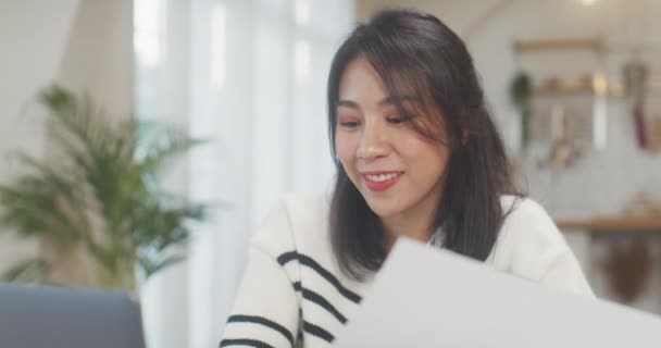 Bizneswoman Azji Pomocą Laptopa Porozmawiać Kolegami Planie Rozmowie Wideo Podczas — Wideo stockowe