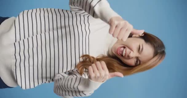 Close Młodzieży Asia Pani Nosić Sweter Stoisko Pokazać Kciuk Górę — Wideo stockowe
