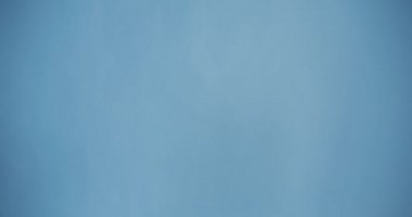 Neşeli Asya 'lı genç bayan süveter giyer, iyi işaret parmağı takar, kameranın gülüşüne bakar, mavi arka planda tek başına dururdu. Önerilen ürün, kopyalama alanı konsepti. Dikey ekran.