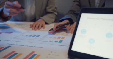 Milenyum Asyalıları, yeni evrak projeleriyle ilgili fikir alışverişinde bulunuyorlar. İş arkadaşları birlikte çalışıyorlar. Başarı stratejisi planlıyorlar. İş arkadaşı takım çalışması konsepti.