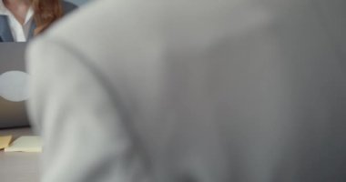 Genç Asyalı iş kadınlarının masadaki dizüstü bilgisayarlarını kullanarak iş yerindeki ofis masasında oturarak iletişim kurmalarını sağlıyoruz. Uzak webinar, sosyal uzaklık ve Coronavirüs 'ten sonra çalışma.