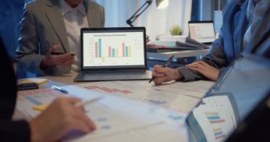 Milenyum Asyalıları stratejik toplantı sunumu. Yeni evrak işleri ile ilgili fikir alışverişi. Çalışma arkadaşları birlikte çalışıyor..