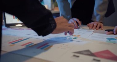 Milenyum Asyalıları, yeni evrak projeleriyle ilgili fikir alışverişinde bulunuyorlar. İş arkadaşları birlikte çalışıyorlar. Başarı stratejisi planlıyorlar. İş arkadaşı takım çalışması konsepti.