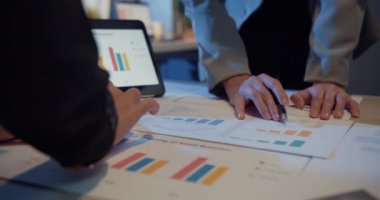 Milenyum Asyalıları, yeni evrak projeleriyle ilgili fikir alışverişinde bulunuyorlar. İş arkadaşları birlikte çalışıyorlar. Başarı stratejisi planlıyorlar. İş arkadaşı takım çalışması konsepti.