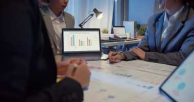 Milenyum Asyalıları stratejik toplantı sunumu. Yeni evrak işleri ile ilgili fikir alışverişi. Çalışma arkadaşları birlikte çalışıyor..