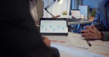 Yakın plan Asyalı iş adamları plan analiz istatistikleri beyin fırtınası ve Tablet Noktası Grafik Çizelgesi ekibinin başı ile merkez ofis gecesinde not alıyorlar. Finans stratejisi başarı kavramı.