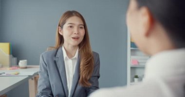 Genç Asyalı iş kadınları, girişimci şirket pozisyonu için iş görüşmesinden ya da iş yerindeki ofis masasında otururken geçmek için başvuruda bulunurlar. İş görüşmesi konseptinde aday işe al.