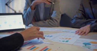 Milenyum Asyalıları, yeni evrak projeleriyle ilgili fikir alışverişinde bulunuyorlar. İş arkadaşları birlikte çalışıyorlar. Başarı stratejisi planlıyorlar. İş arkadaşı takım çalışması konsepti.