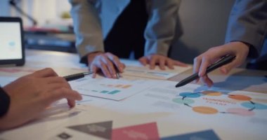 Milenyum Asyalıları, yeni evrak projeleriyle ilgili fikir alışverişinde bulunuyorlar. İş arkadaşları birlikte çalışıyorlar. Başarı stratejisi planlıyorlar. İş arkadaşı takım çalışması konsepti.