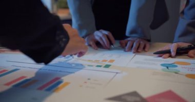 Milenyum Asyalıları, yeni evrak projeleriyle ilgili fikir alışverişinde bulunuyorlar. İş arkadaşları birlikte çalışıyorlar. Başarı stratejisi planlıyorlar. İş arkadaşı takım çalışması konsepti.