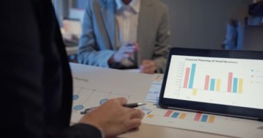 Milenyum Asyalıları, yeni evrak projeleriyle ilgili fikir alışverişinde bulunuyorlar. İş arkadaşları birlikte çalışıyorlar. Başarı stratejisi planlıyorlar. İş arkadaşı takım çalışması konsepti.