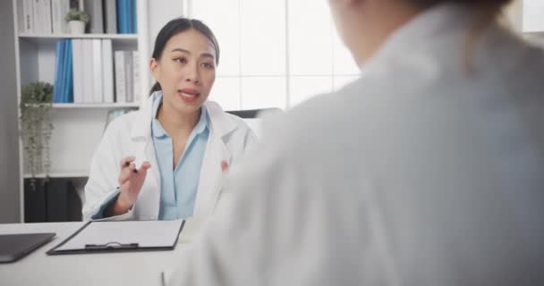 Equipo Médico Joven Asia Doctora Uniforme Médico Blanco Usando Computadora — Vídeos de Stock