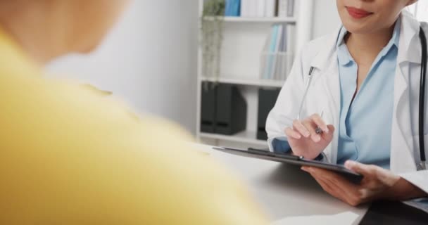 Close Young Ásia Médico Sexo Feminino Uniforme Médico Branco Usando — Vídeo de Stock