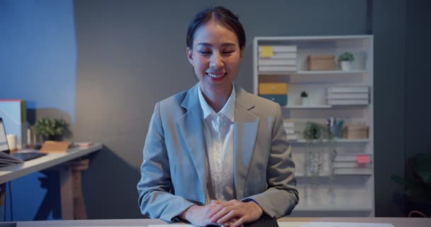 Retrato Hermosa Ejecutiva Mujer Negocios Ropa Casual Inteligente Mirando Cámara — Vídeos de Stock